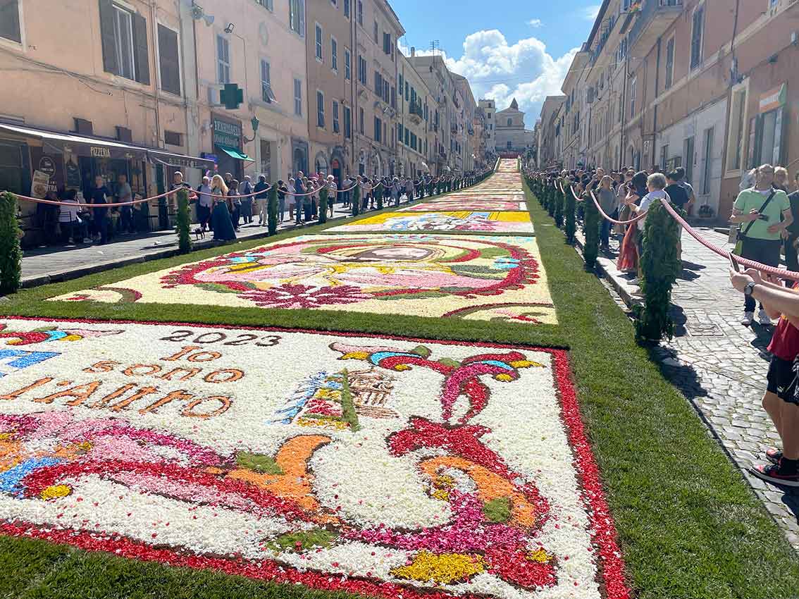 Infiorata di Genzano: Il Tappeto Floreale più Bello del Mondo