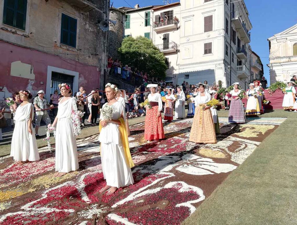 Casa-tornasole-genzano-infiorata-processione-religiosa