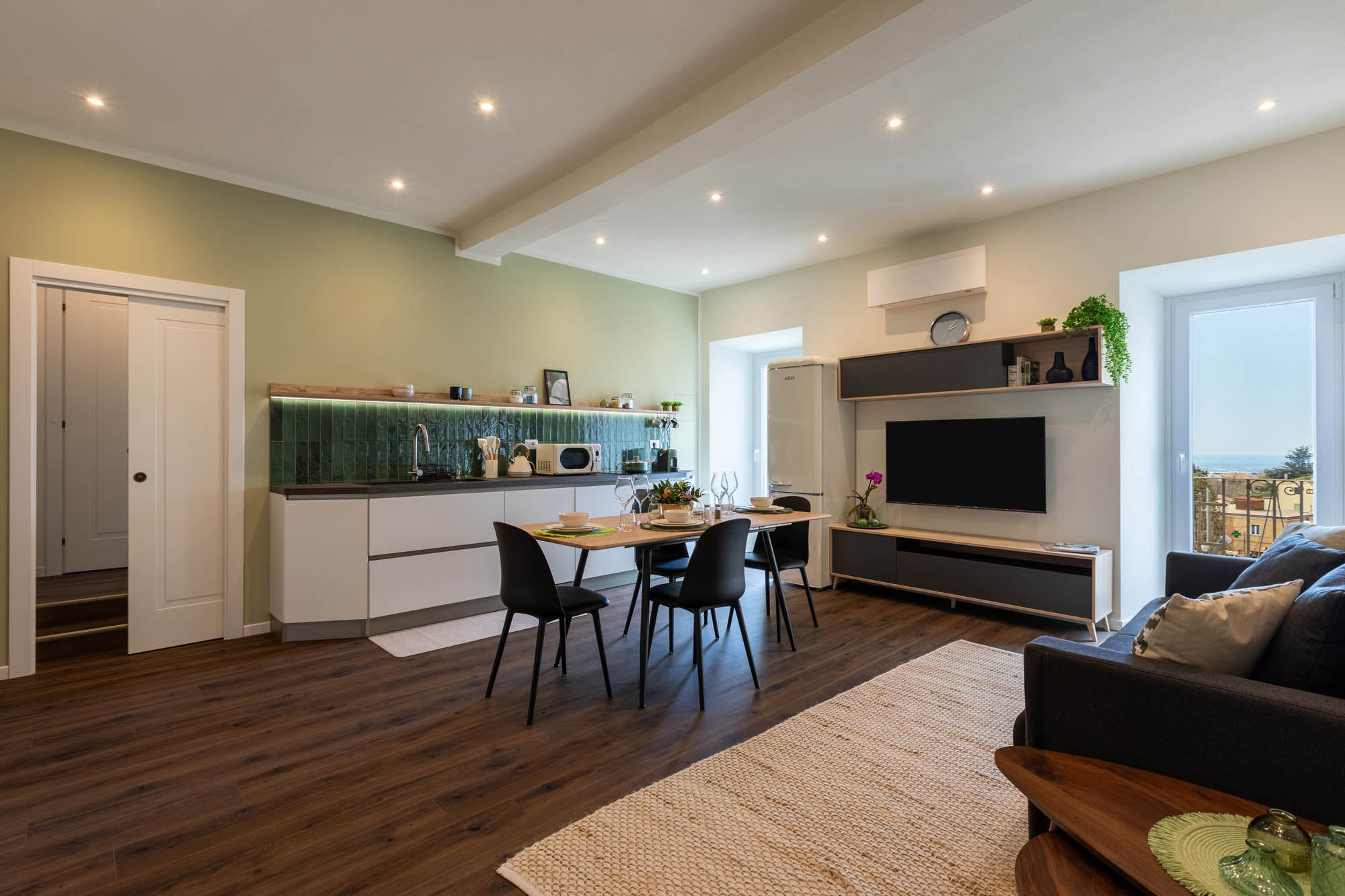 Living moderno Casa Tornasole affitti brevi Castelli Romani. Design minimalista e tutte le forniture necessarie.