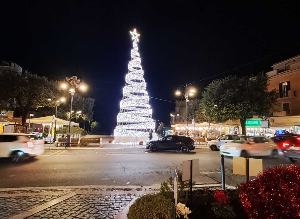 Albero-Natale-Genzano-a-due-passi-da-Casa-Tornasole