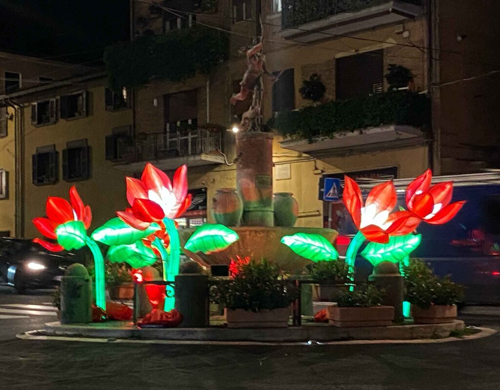 Fontana-illuminata-Nemi-natale---Casa-Tornasole