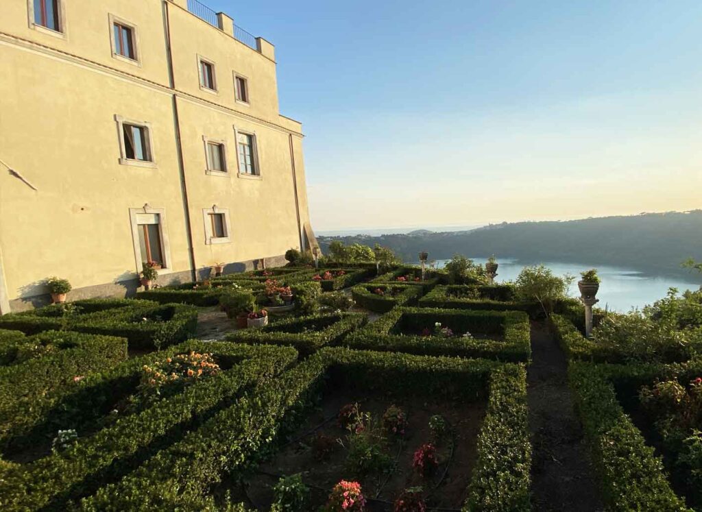 Giardino-che-affaccia-sul-lago-di-nemi-casa-tornasole-genzano-di-roma