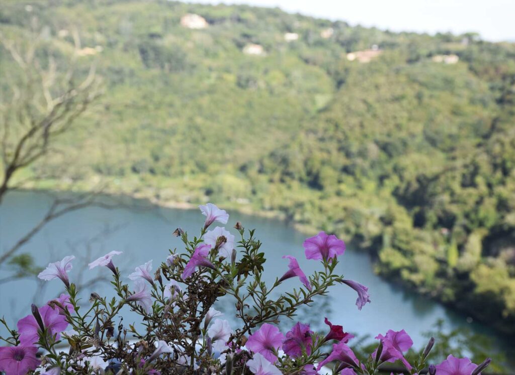 Vista-lago-da-Genzano-di-Roma-borgo-antico-casa-tornasole